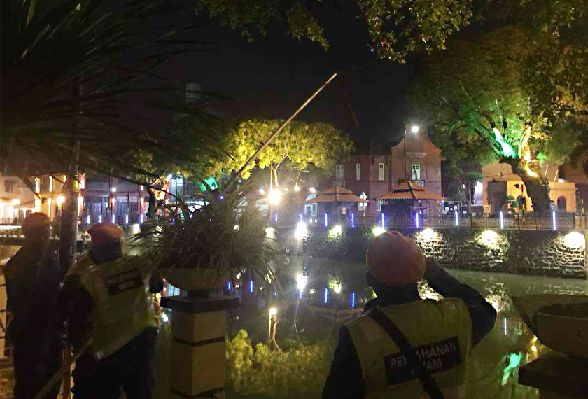 Insiden dron tersangkut di pokok sempat membuatkan kru Astro AWANI gelisah di lokasi liputan. - Foto: Astro AWANI