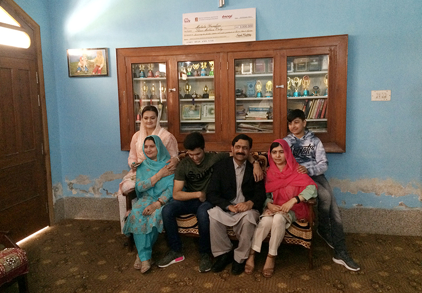 Malala bersama keluarganya sempat menghabiskan masa selama 90 minit di kediaman asal mereka. - Reuters