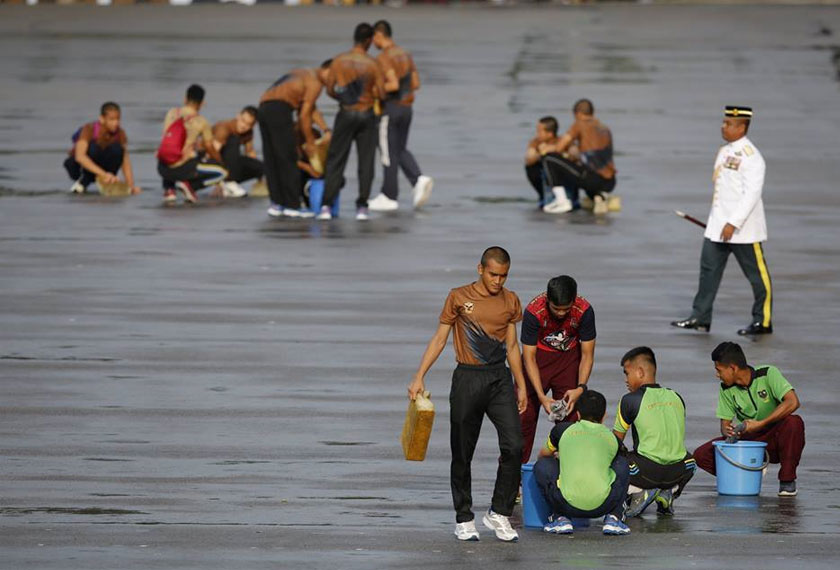 Hujan pada pagi Ahad itu telah meninggalkan lopak-lopak air di Dataran Panglima Tentera Darat. Beberapa pegawai kadet telah ditugaskan untuk mengeringkan lopak-lopak air itu sebelum istiadat perbarisan dimulakan. -@Facebook/Hairul Ismail