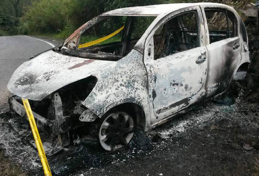 KEADAAN kereta Myvi milik mangsa yang hangus terbakar dalam kejadian di Jalan Tomis Lokos, Tamparuli-Ranau, Tuaran pagi tadi.  - Foto Astro AWANI 