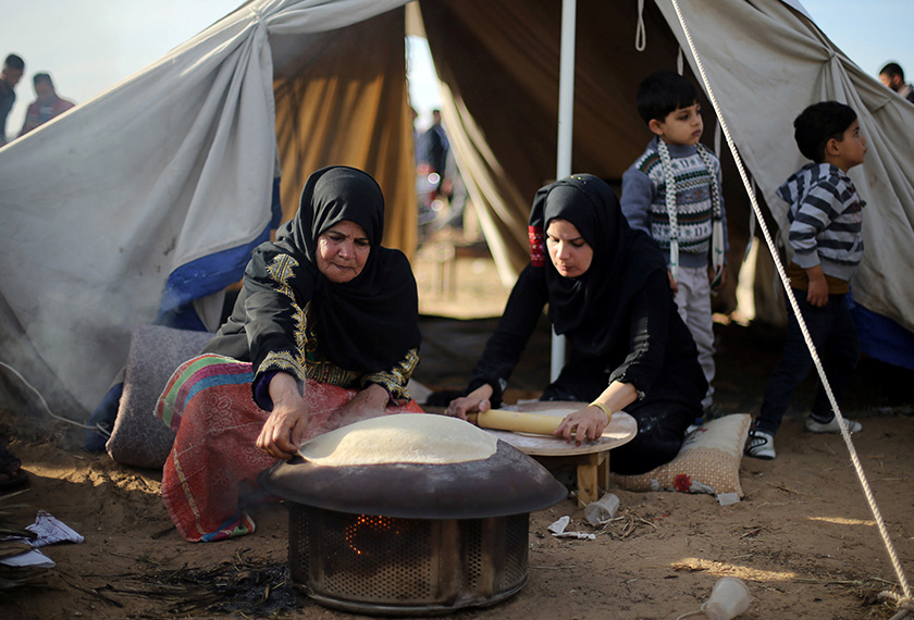 Penduduk Gaza mendirikan khemah menuntut supaya pelarian Palestin dibenarkan kembali ke tanah air mereka - Foto REUTERS 