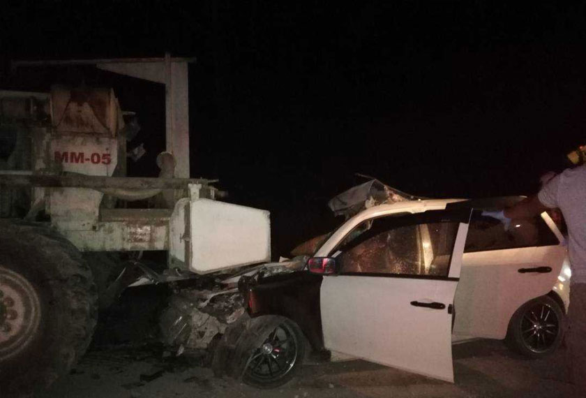 Keadaan kereta dinaiki mangsa yang remuk selepas merempuh bahagian belakang jentolak di Jalan Kanibongan-Pitas malam tadi. - Astro AWANI