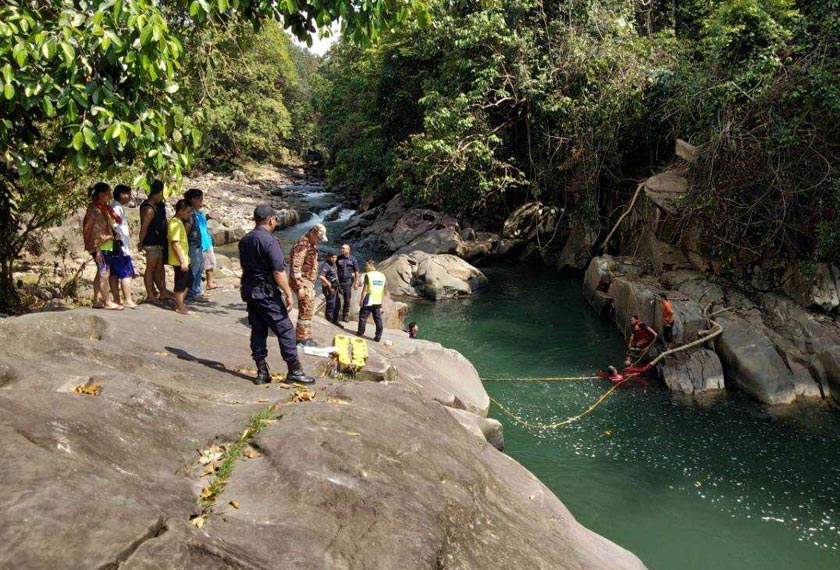 Kedua-dua mangsa dikatakan tergelincir lalu dibawa arus deras sungai tersebut.