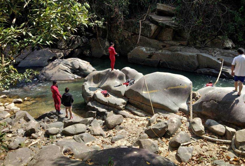 Mangsa yang tergelincir itu dikatakan tidak tahu berenang lalu dibawa arus deras.