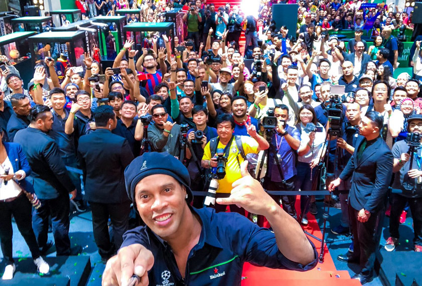 Sambutan meriah orang ramai di Pavilion untuk melihat kelibat Ronaldinho secara lebih dekat. - Twitter: @ChampionsLeague 