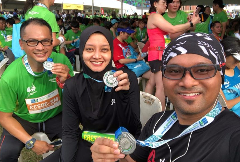 Personaliti Astro AWANI Marlina Manaf (kanan) dan Nazri Kahar (kiri) turut menyertai larian.