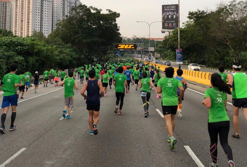 Bermula kira-kira jam 6 pagi tadi, acara larian ini terbahagi kepada beberapa kategori dengan jarak larian dari 1 hingga 42.2 kilometer.