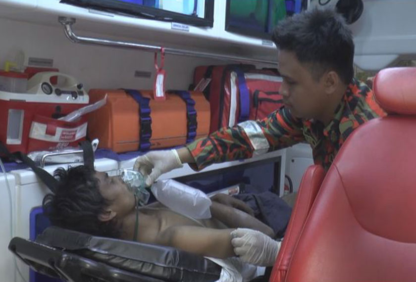 Anggota bomba memberi bantuan kepada salah mangsa kebakaran yang mengalami sesak nafas. - Astro AWANI