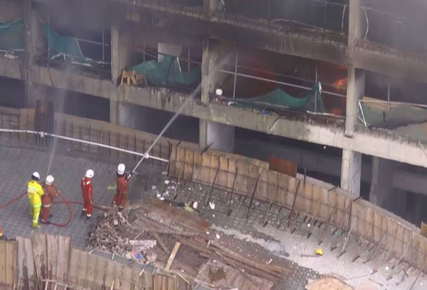 Kebakaran dipercayai bermula di tingkat enam bangunan yang menjadi tempat simpanan barangan bahan binaan dan stor makanan untuk pekerja binaan terbabit. Astro AWANI