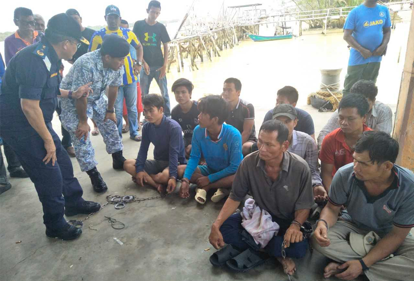 Seramai 11 awak-awak dan seorang tekong warga Vietnam berusia 19 hingga 52 tahun turut ditahan. - Foto APMM