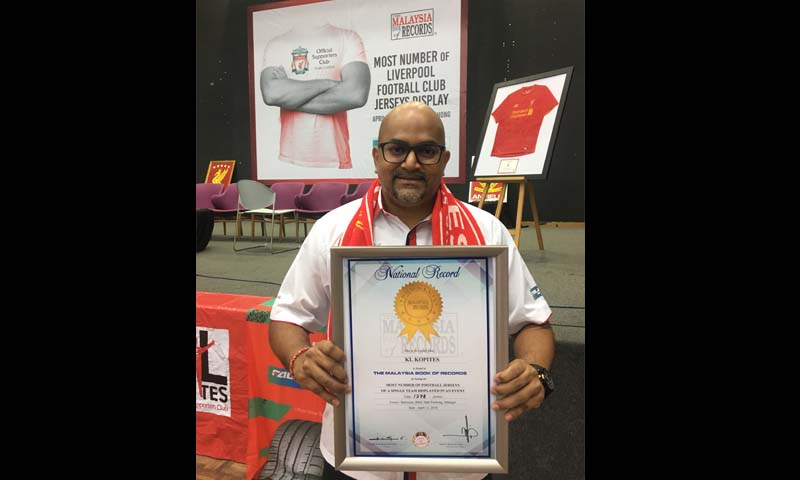 Presiden KL Kopites, Sashi Nair menunjukkan sijil Malaysia Book of Records yang diperoleh siang tadi.
