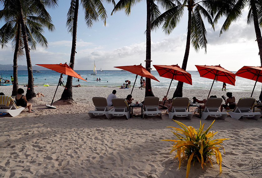 Daya tarikan Pulau Boracay telah menarik perhatian ramai pelancong dari seluruh dunia. - Reuters