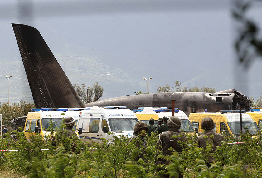 Pesawat tersebut terhempas di dalam perimeter lapangan terbang Boufarik. - AP