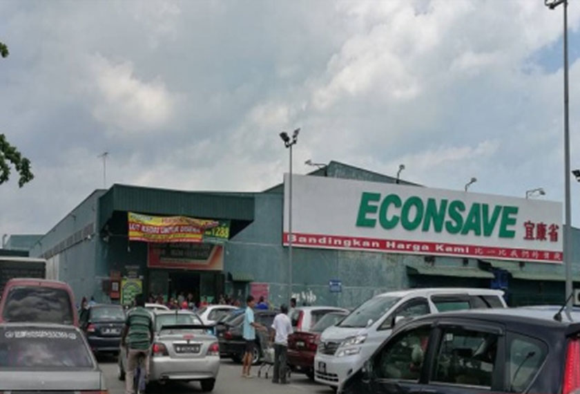 Keadaan Econsave di Pontian yang sesak akibat kehadiran orang ramai secara mengejut. - Foto Sinar Harian