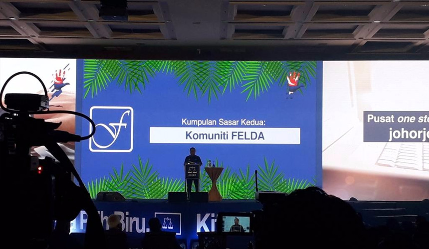 Mohamad Khaled berucap membentangkan manifesto BN Johor di sini hari ini. - Foto Astro AWANI / ABDUL HAKIM RAHMAN