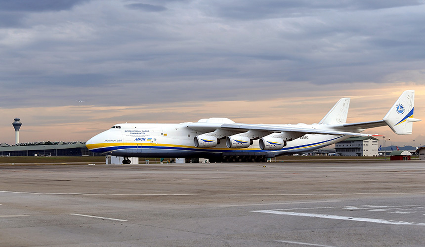 Dengan ukuran 84m panjang dan 18m tinggi, Antonov An-225 mampu membawa berat berlepas maksimum 640 tan. -Foto Bernama