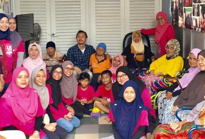 Luqman bersama sebahagian peminat dan penghuni Pusat Jagaan Sri Mesra.