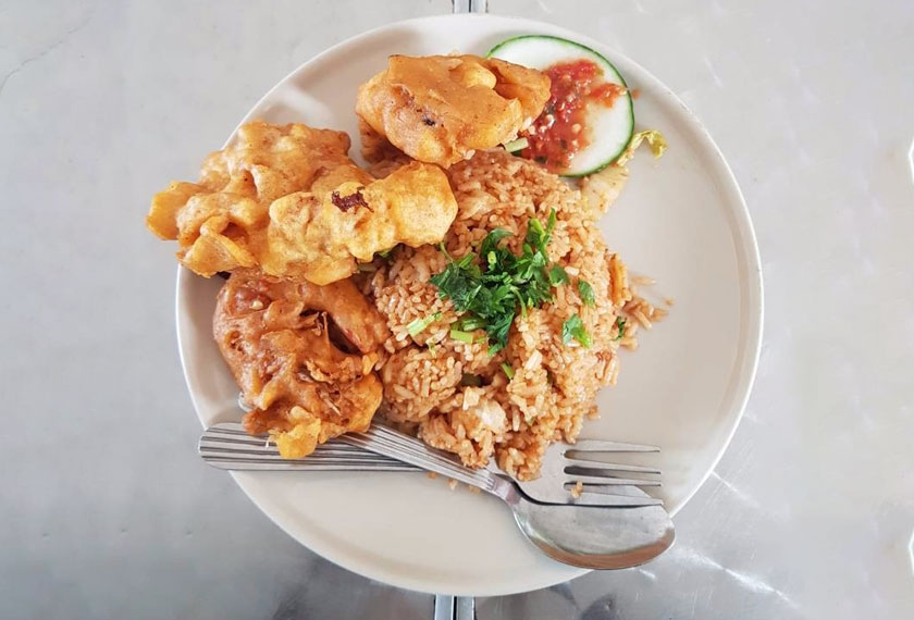 Tidak sah jika tidak menikmati sajian Nasi Goreng Seafood yang menyelerakan.