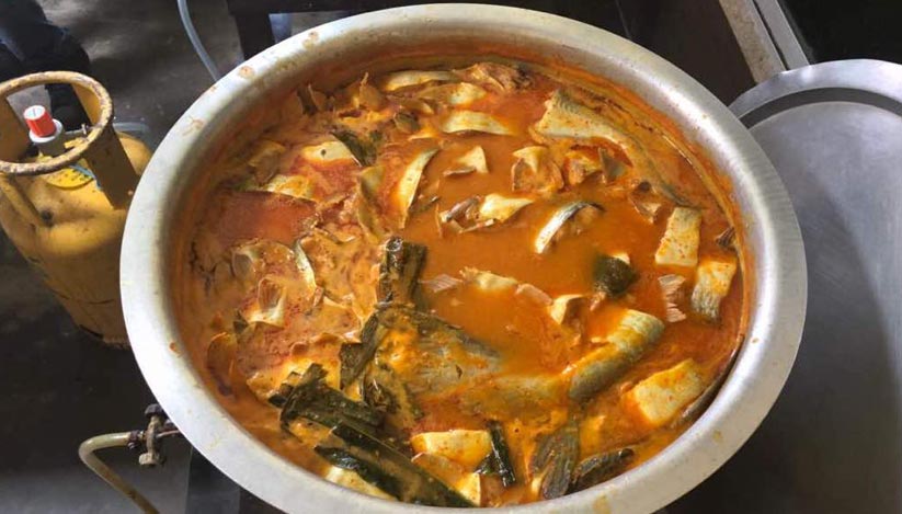 Kuah tempoyak bewarna kuning keemasan yang pekat dan isi daging ikan patin sangkar kampung menjadi pemikat kepada setiap pengunjung.