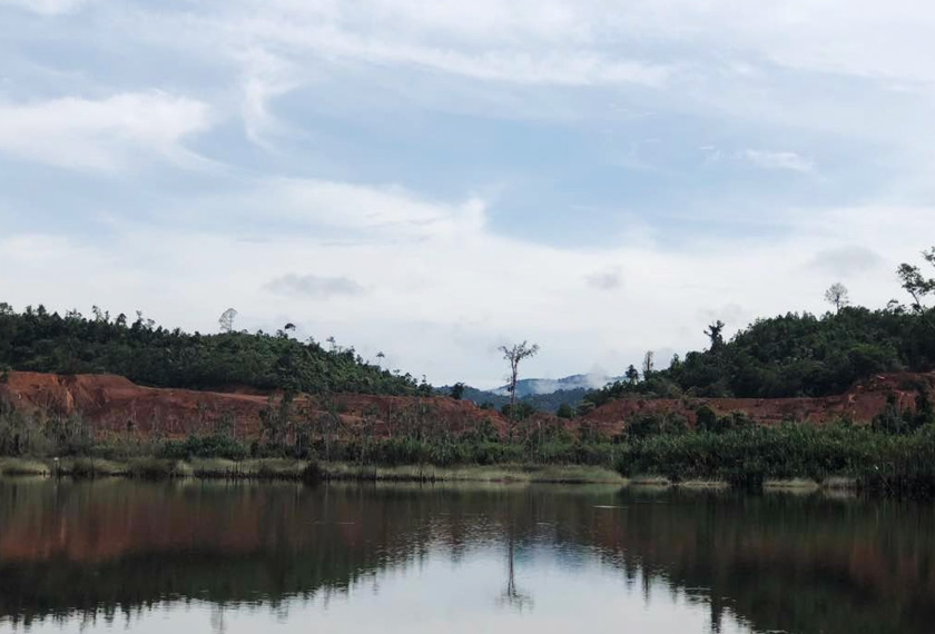 Keadaan air Tasik Chini yang berwarna kelabu, berbau busuk akibat sisa-sisa perlombongan.