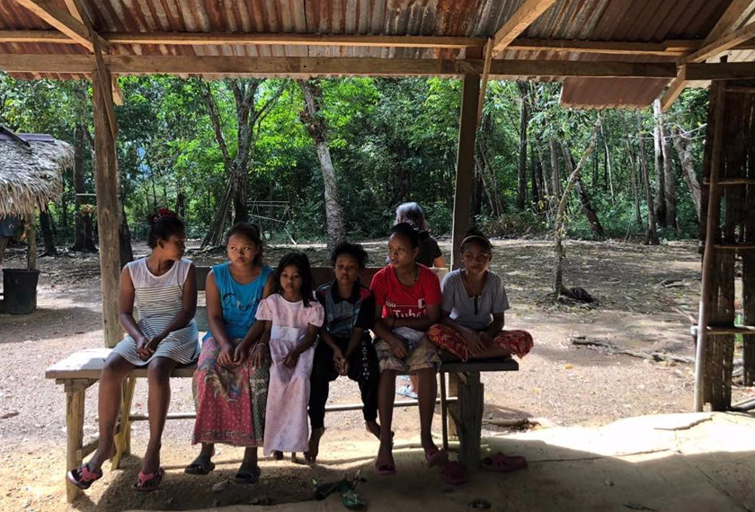 Kanak-kanak yang masih tinggal bersama keluarga mereka di Kampung Cendahan, Pekan.