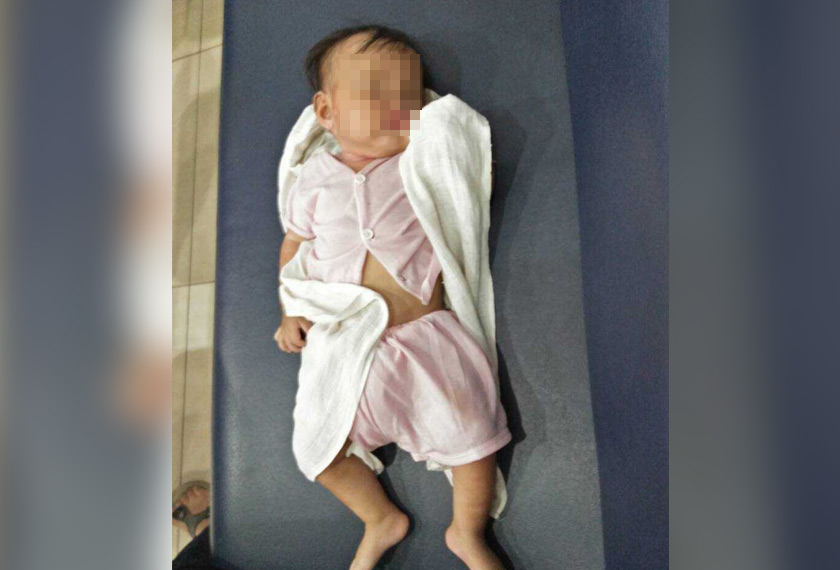 Bayi perempuan cukup sifat itu ditemui di dalam kotak dan ditinggalkan di perhentian bas di sini.