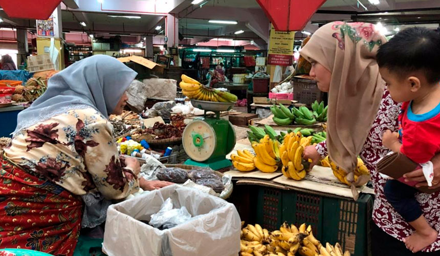 Kak Yah gigih melayan pelanggan di Pasar Siti Khadijah di Kota Bharu, Kelantan. - Astro AWANI/Marlina Manaf