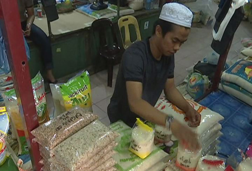 Mohd Taufik mewarisi perniagaan menjual beras selepas pemergian neneknya. - Astro AWANI