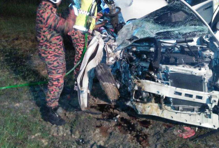 Anggota Bomba dan Penyelamat melakukan kerja mengeluarkan mangsa yang tersepit di dalam kereta.