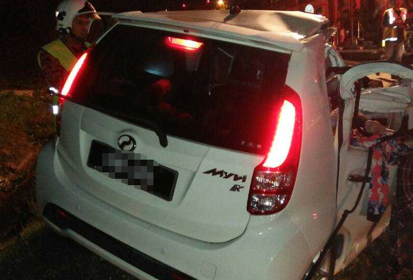 Anggota Bomba dan Penyelamat melakukan kerja mengeluarkan mangsa yang tersepit di dalam kereta.