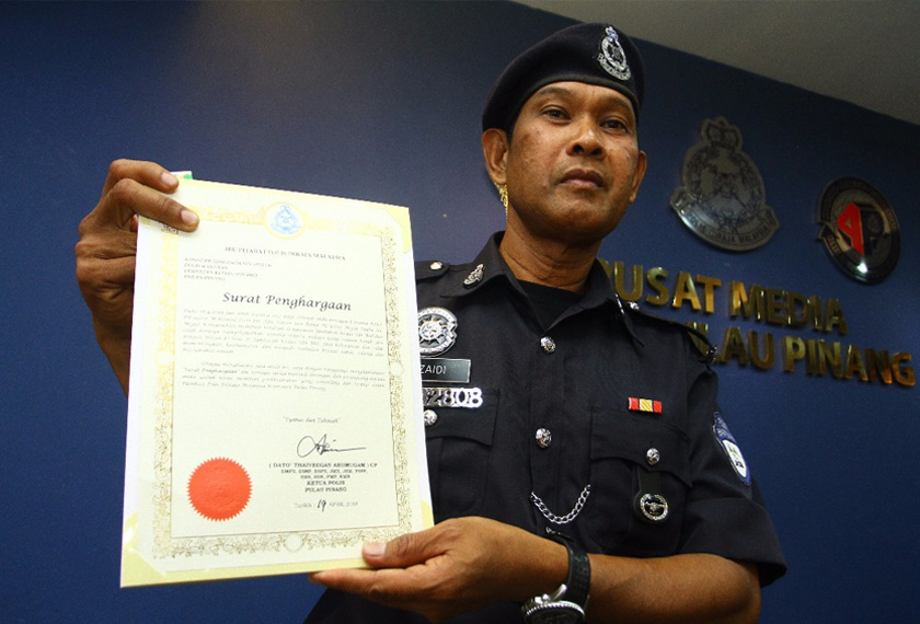 Zaidi menerima sijil penghargaan atas tindakannya menyelamatkan seorang wanita di Jambatan Sultan Abdul Halim semalam.