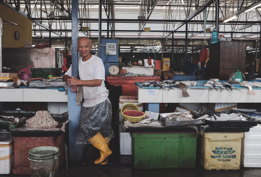 Seorang peniaga masih mampu tersenyum walaupun prestasi jualan di Pasar Besar Bachang tidak memberangsangkan.