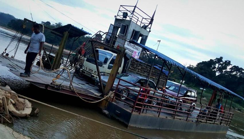 Feri yang dibina mempunyai kapasiti membawa enam buah kereta setiap satu hala, dan caj yang dikenakan adalah RM5 satu kereta sehala. - Koperasi Kampung Pasir Kelang