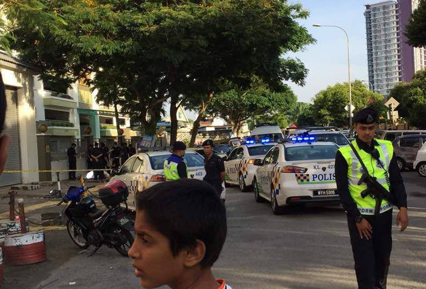 Pasukan polis sedang menjalankan siasatan di lokasi kejadian. 