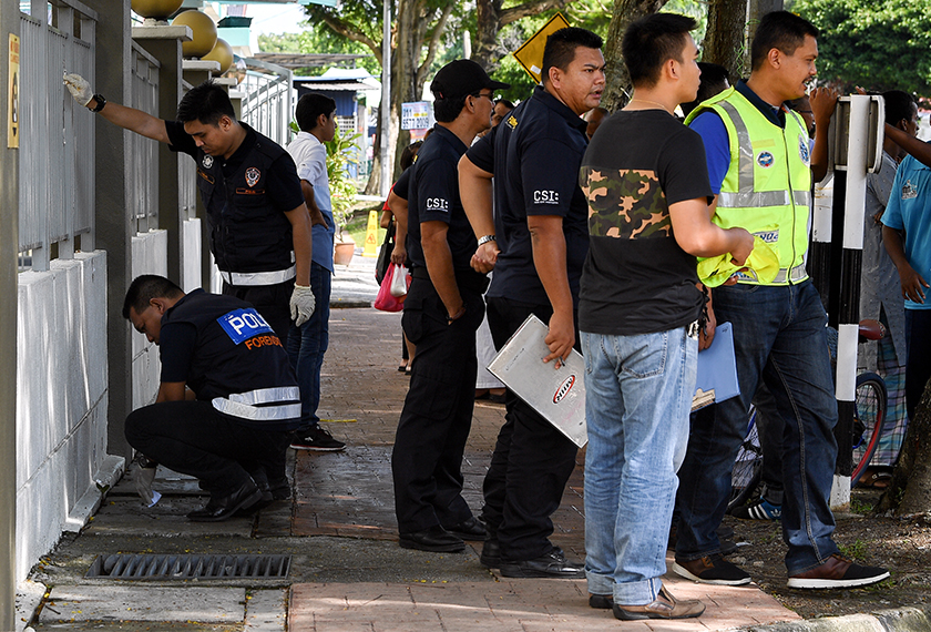 Anggota Forensik polis memeriksa lokasi kejadian awal pagi tadi. - BERNAMA