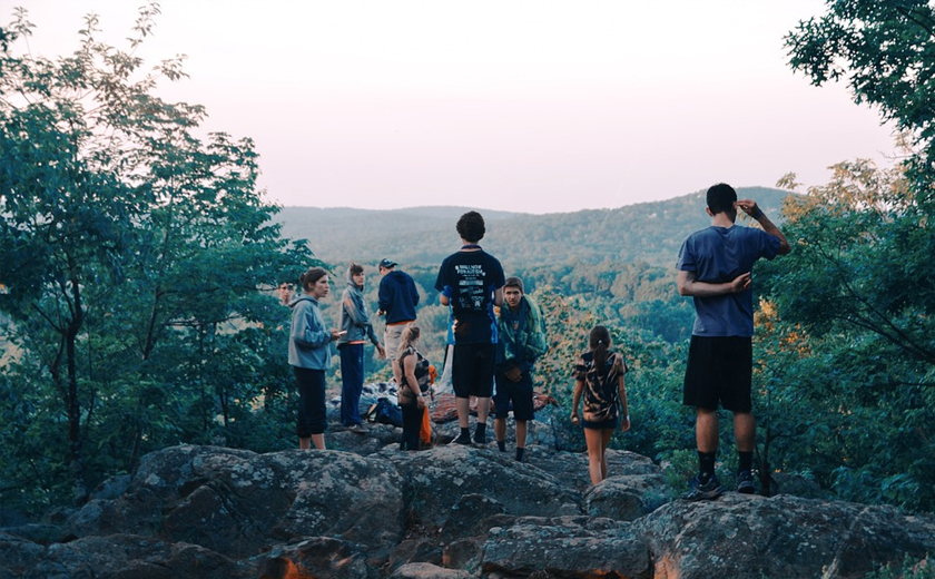 Ia termasuklah mencari dan melakukan hobi baru, berjumpa dan berkumpul bersama rakan-rakan. -Gambar hiasan