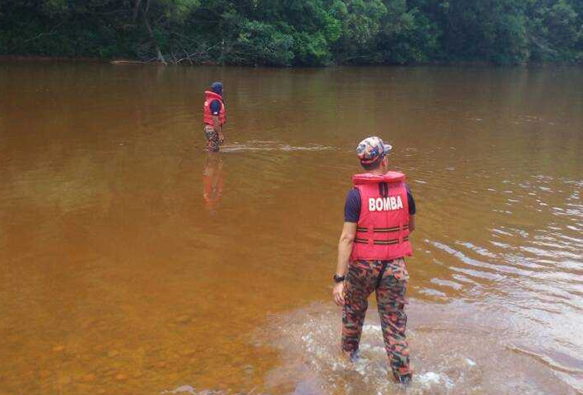 Anggota bomba dan penyelamat melakukan usaha mencari dan menyelamat di Sungai Pasir Kubur, di sini. Foto ihsan JBPM Pahang.