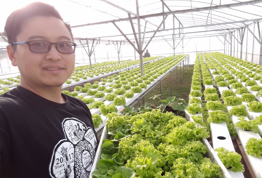 Dengan rumah hijaunya, AquaFarm Kundasang, Azizul berjaya menjana pendapatan bulanan mencecah RM3,000 menerusi kaedah aquaponik. Astro AWANI