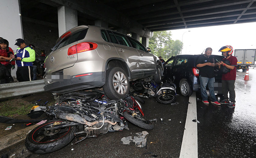 Keadaan motosikal yang hancur di Lebuhraya Utara-Selatan berdekatan susur keluar Port Dickson petang tadi. - BERNAMA