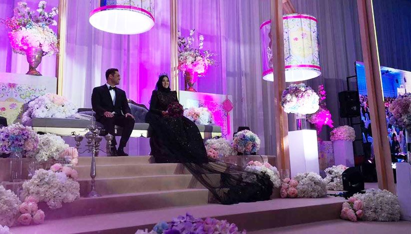 Shila dan suaminya Haris Idraki pada majlis resepsi di sebuah hotel di Putrajaya pada malam Ahad.