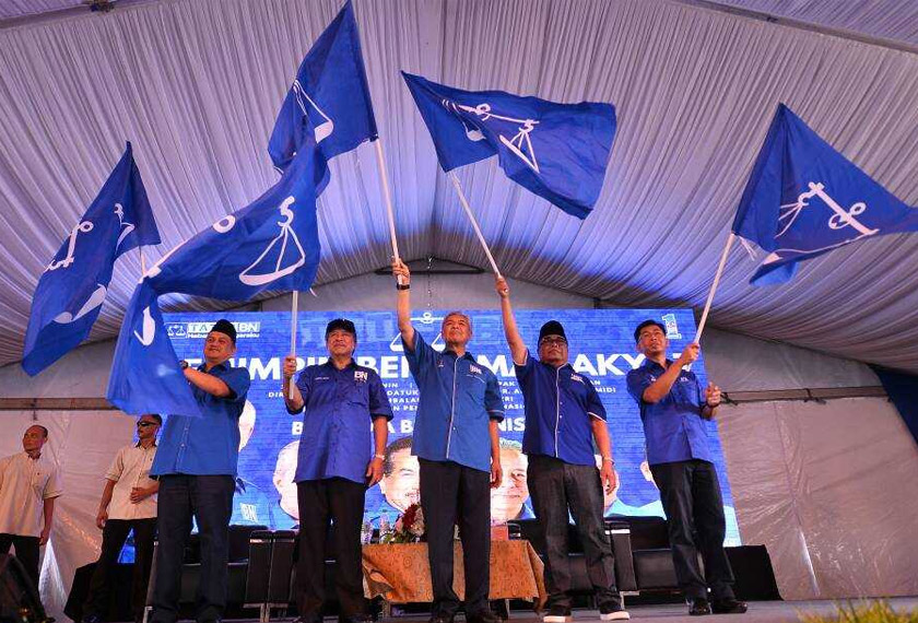 AHMAD Zahid dan Anifah dalam pelancaran Jentera BN Kimanis dan Program Pemimpin Bersama Rakyat di Pekan Bongawan, hari ini.