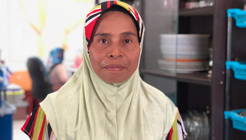 Khorijah tabah mencari rezeki untuk keluarga selepas suaminya terlantar sakit. - Astro AWANI