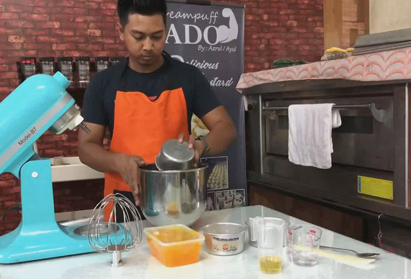 Azrul Nizam pada mulanya gagal menemukan warna yang senada dengan warna ahli parti yang membuat tempahan.