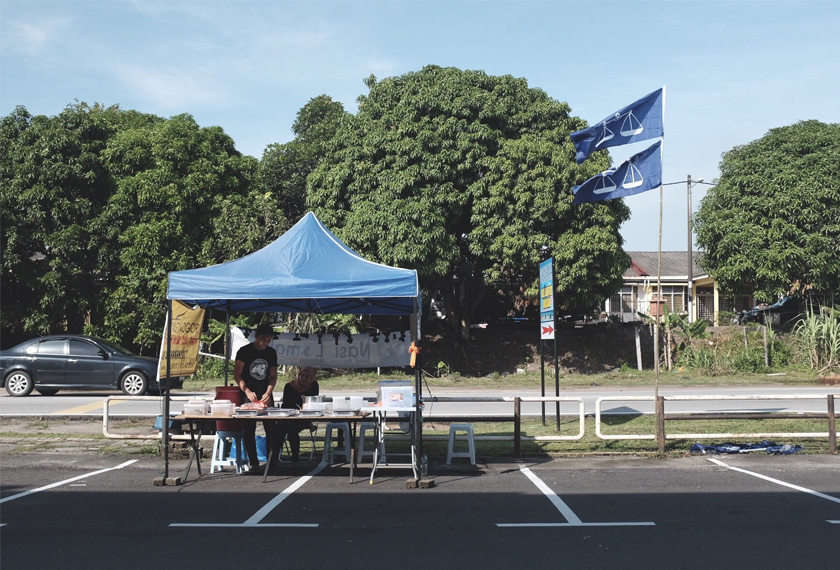 Hafiz dan isteri nekad menceburi bidang perniagaan nasi lemak.