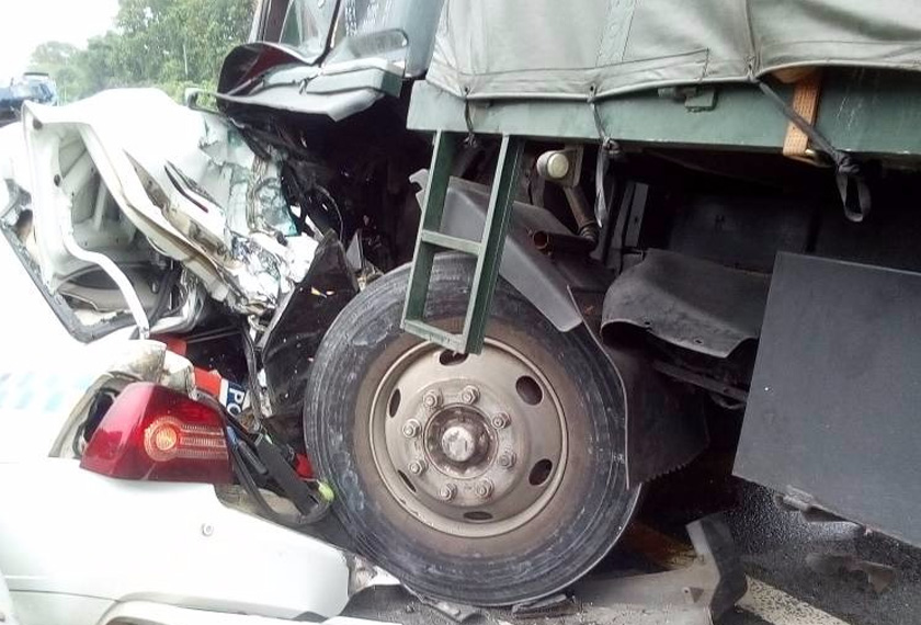 Lori tersebut hilang kawalan lalu merempuh kereta mangsa dan kereta peronda polis.