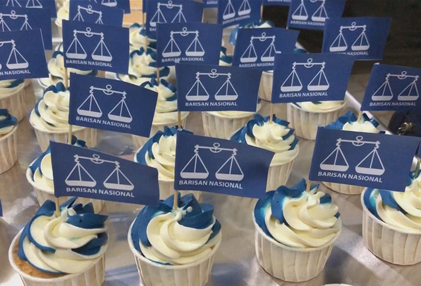 Kek cawan parti Barisan Nasional yang disediakan Azrul Nizam.