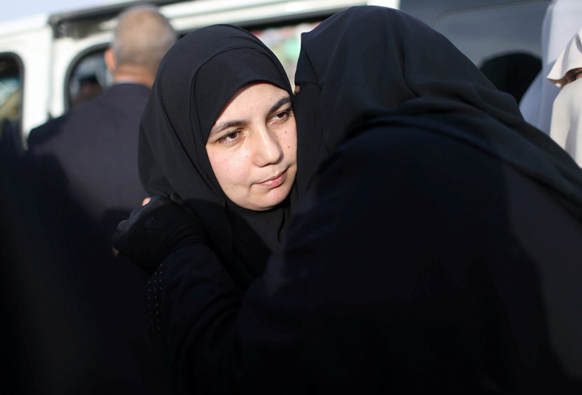 Isteri Dr Fadi, Enas Albatsh, dipeluk seorang wanita ketika jenazah suaminya tiba di Semenanjung Gaza pada 26 April 2018. - REUTERS