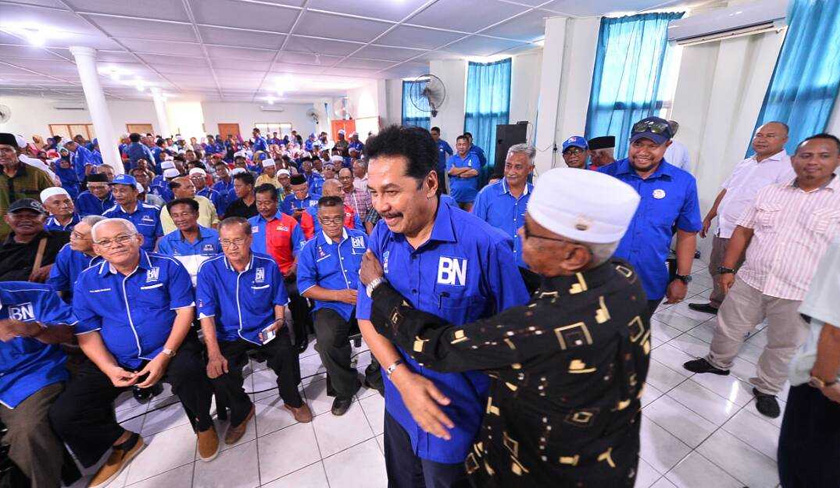 Ramlee dipeluk oleh salah seorang pengundi. - Foto Astro AWANI/ Ruzaini Zulkepli