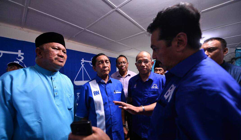 RAMLEE (kanan) berbincang bersama calaon-calon DUN di kawasan Semporna. - Astro AWANI/Ruzaini Zulkepli