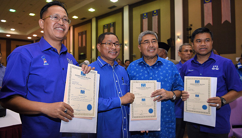 Pengerusi Barisan Nasional (BN) Negeri Kedah Datuk Seri Ahmad Bashah Md Hanipah menyerahkan watikah pencalonan kepada Datuk Ir Nawawi Ahmad bagi pencalonan Parlimen Langkawi selepas mengisi dan memeriksa borang penamaan calon Pilihan Raya Umum Ke-14 (PRU14) di Dewan Seri Mentaloon hari ini. - Foto Bernama